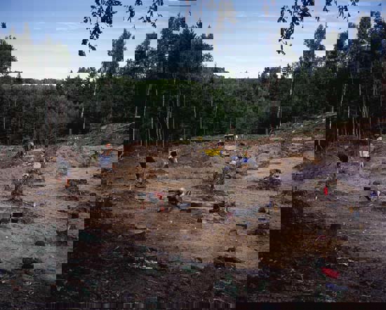 Figur 8.5 Gjennom godkjenning av arealplan kan det gis dispensasjon fra
 automatisk fredning av kulturminner. I 2001 ble det gjennomført
 en arkeologisk utgraving på Svinesund i forbindelse med
 ny E6.