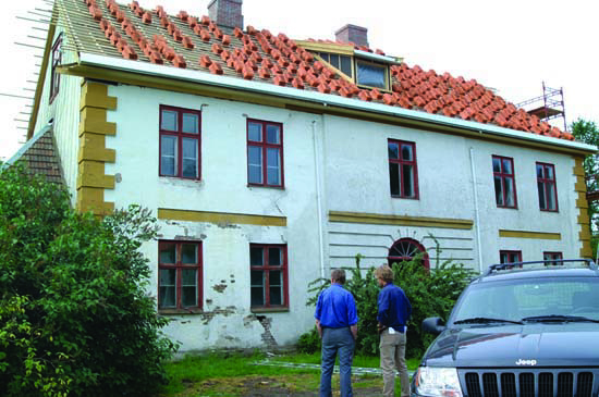 Figur 9.4 Vedlikehold og istandsetting av fredete bygninger kan kreve
 spesiell håndverkerkompetanse og kostbare materialer. Skatte-
 og avgiftsfritak kan være stimulerende incitamenter for
 eiere av fredete bygninger. Store Løken gård i
 Løten.