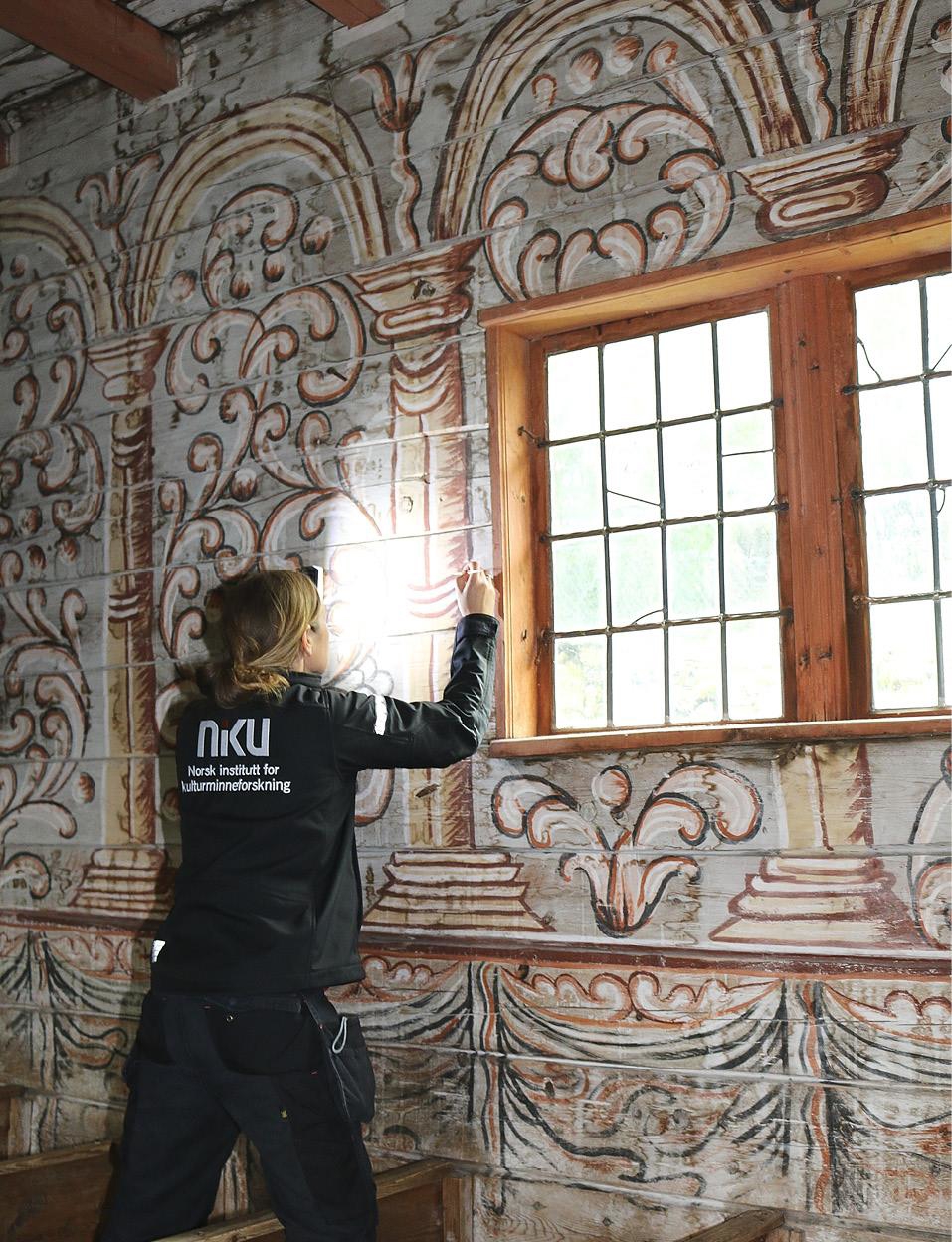 Håndverker arbeider i Holdhus gamle kirke