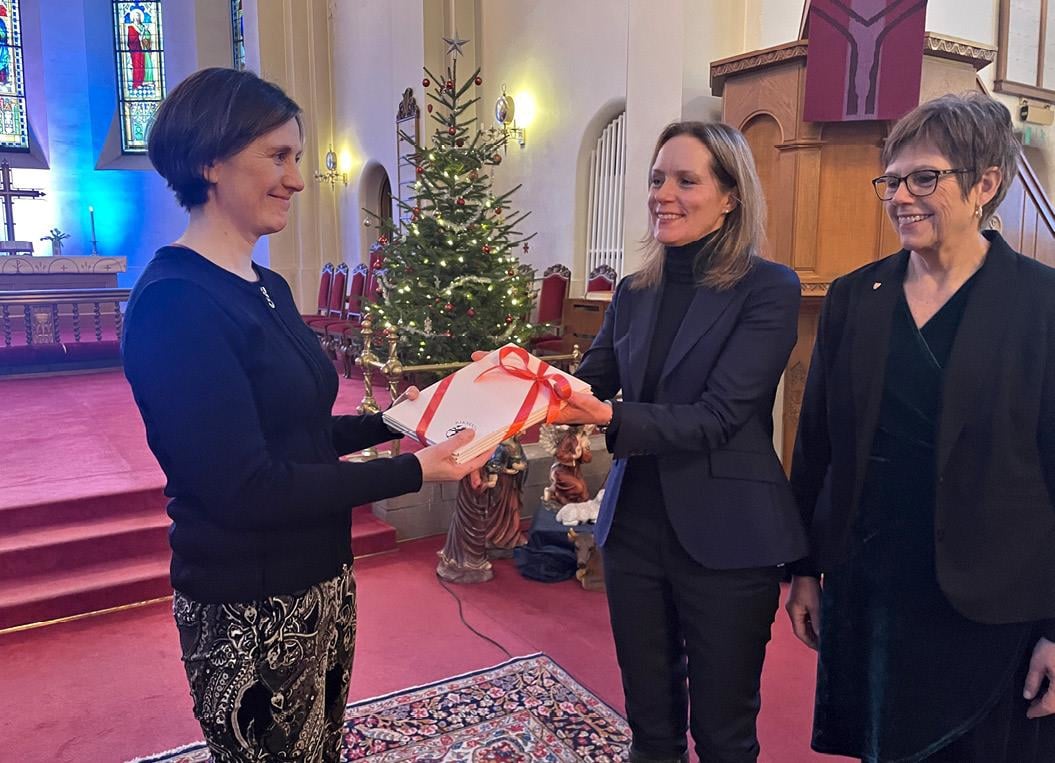 Foto. Riksantikvar Hanna Geiran og direktør i Kirkerådet Ingrid Vad Nilsen overleverer Riksantikvarens og Den norske kirkes faglige anbefalinger for arbeidet i Grønland kirke