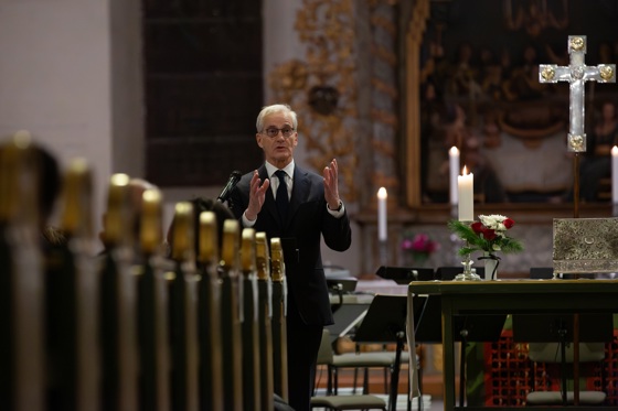 The Prime Minister giving a speech at Oslo Cathedral.