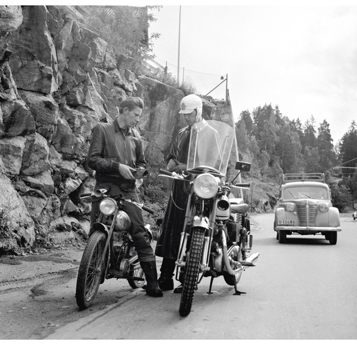 Figur 3.2 Trafikkontroll i 1954. En trafikkonstabel stopper en motorsyklist