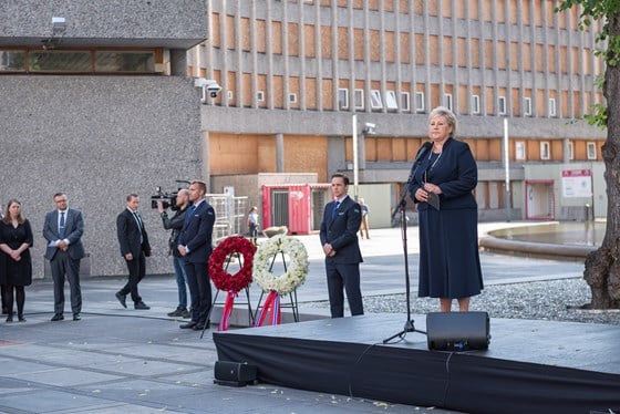 Erna Solberg taler til de fremmøtte under minnemarkeringen for 22. juli.