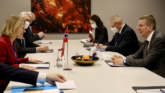 Personer rundt et møtebord