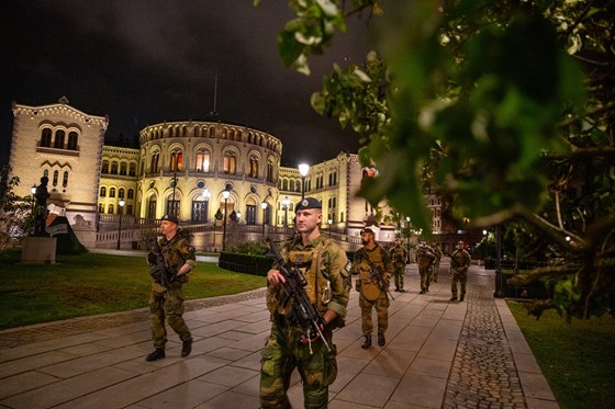 Illustrasjonsbilde: Soldater fra innsatsstyrke Derby patruljerer i Oslos gater på nattestid under Øvelse Hovedstad 2023. 