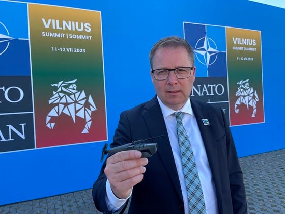 Suodjalusministtar Gram NATO njunuščoahkkimis Lietuvas suoidnemánus, gos Norga almmuhii máŋga skeŋkema Ukrainai. 
