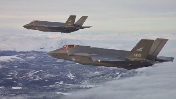 Bildet viser to norske nye kampfly som flyr over Rondane en kald vinterdag i desember 2017. 