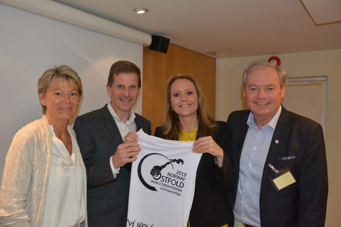 Bilde av representanter fra VM i orientering og kulturministeren.