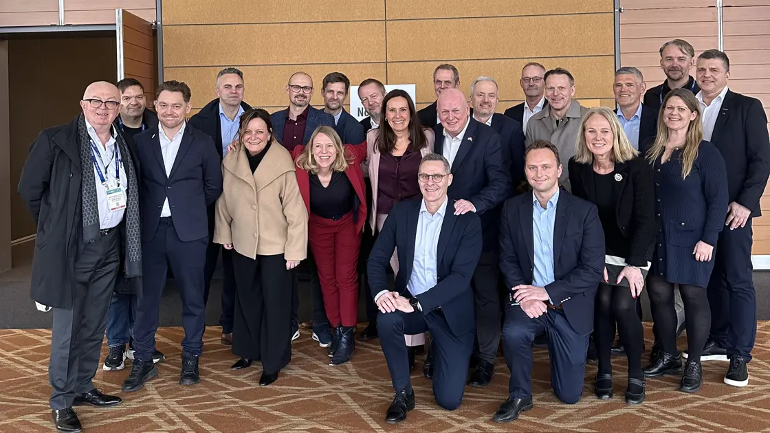 Fiskeri- og havministeren sammen med norsk sjømatnæring. Foto: NFD