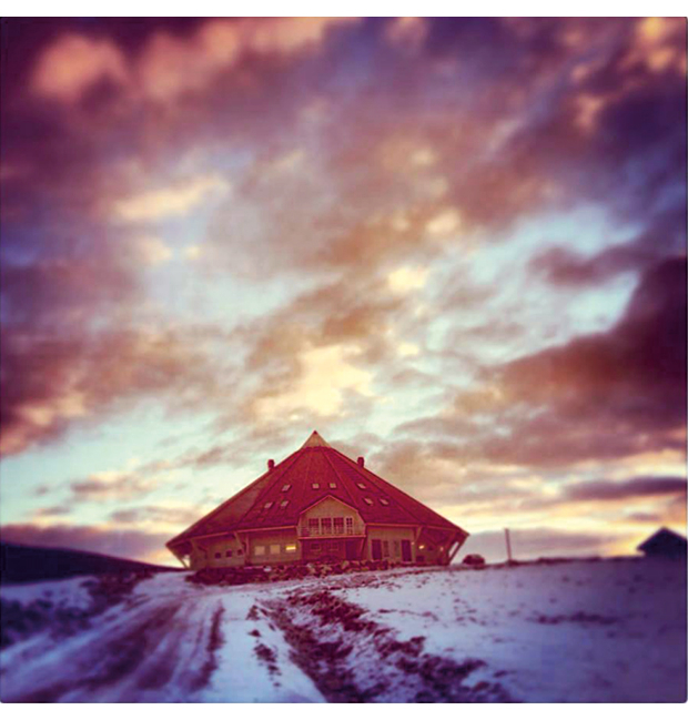 Figur 1.7 Bull gård og Vang gård i Karlsøy kommune åpnet i august 2013 sine nye landbruksbygg gjennom prosjektet Barentsfjøs.
