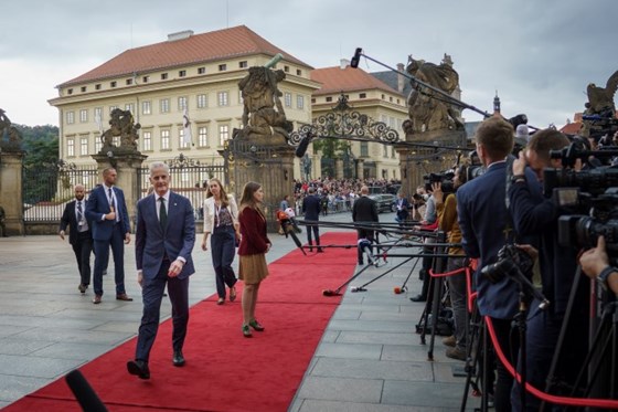 Prime Minister Jonas Gahr Støre arrives at the first summit between political leaders in EU countries and in countries outside the EU, including Norway. The topics of the meeting were the energy crisis, the war in Ukraine and Europe's economic situation.