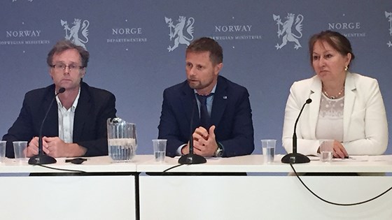 Helse- og omsorgsminister Bent Høie sammen med forskningsleder Erling Holmøy fra SSB og styreleder i KS Gunn Marit Helgesen.