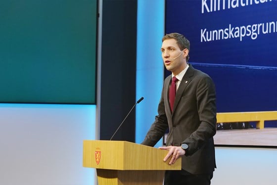 Klima- og miljøminister Andreas Bjelland Eriksen på talerstolen