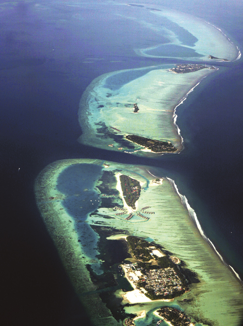 Figur 7.6 Maldivene er utsatt for klimaendringer som fører til
 ekstremvær og økning av vann­standen.
 Foto: Jan Espedal/Scanpix