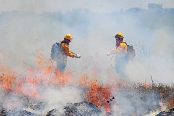 To mennesker som slukker brann