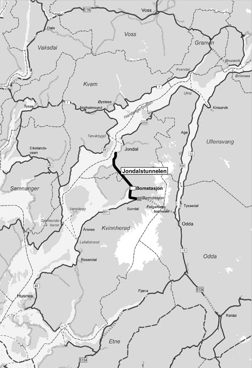 Figur 2.1 Kart som viser ei prinsippskisse av utbygginga med bomstasjonar
 for Jondalstunnelen og 
 Folgefonntunnelen