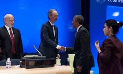 Ambassadør Geir O. Pedersen hilser på Barack Obama i forkant av møtet om Isil og voldelig ekstremisme. Foto: Kim Haughton, FN