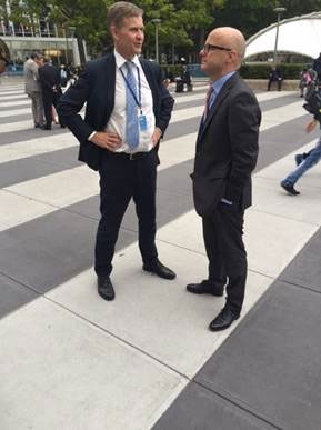 Europaminister Vidar Helgesen er i New York for å ha bilaterale samtaler med mottakerland av EØS-midler, her i samtale med Erik Solheim. Foto: Audun Hjort, FN-delegasjonen