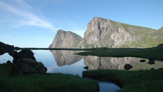 Ryten og Fuglhuk speglar seg i Kvalvikvatnet.