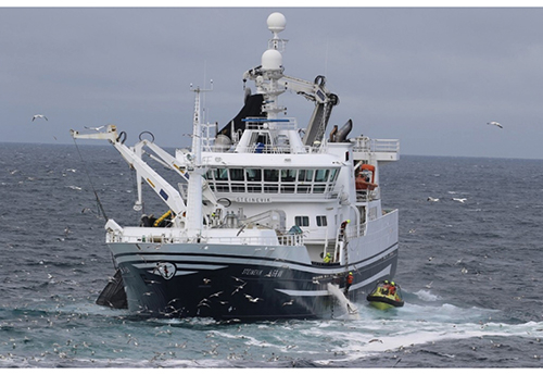 Figur 5.2 Fiskefartøy i aktivt fiske, og Kystvakten går om bord på kontroll.