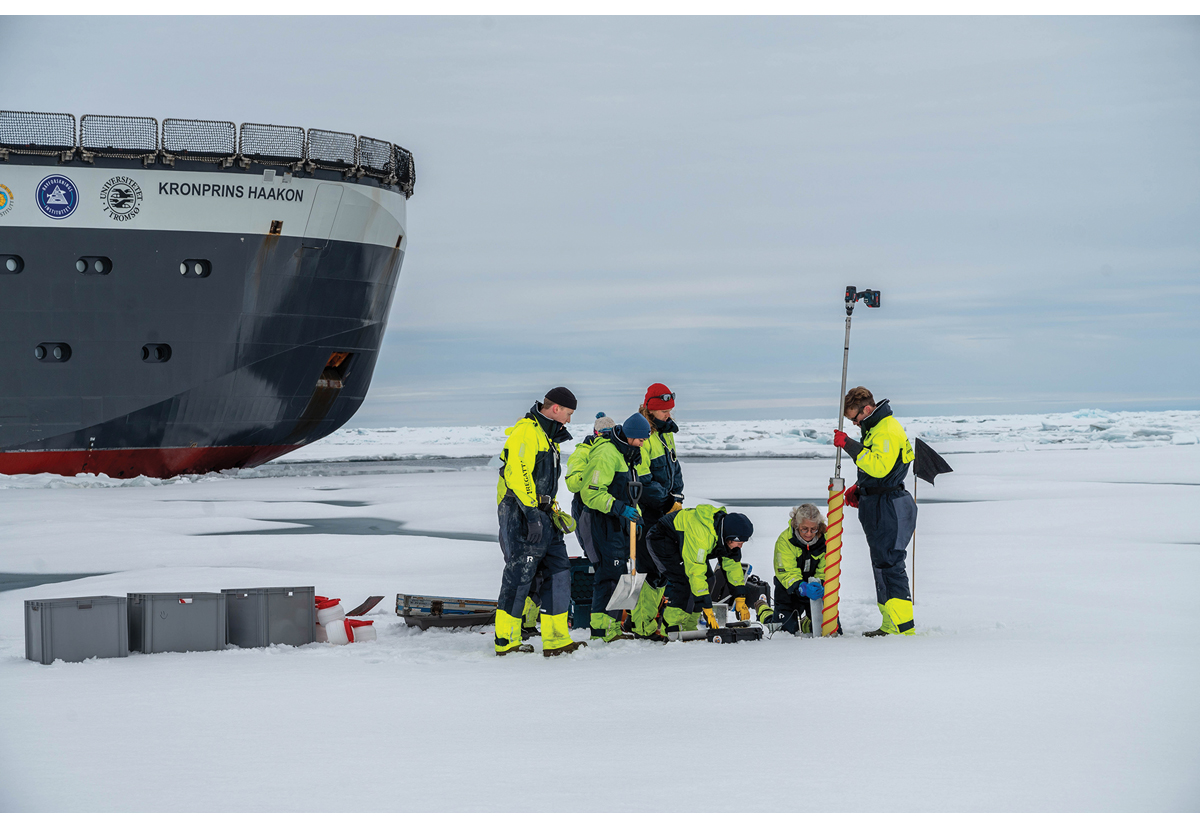 Figur 8.4 Forskningsfartøyet Kronprins Haakon på tokt i Polhavet. Prøvetaking av iskjerner for studier av organismer som lever i isen.