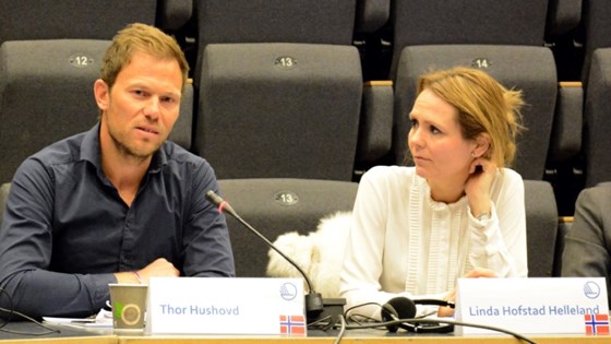 Utøverrepresentant Thor Hushovd og kulturminister Linda Hofstad Helleland under toppidrettsmøtet på Svalbard.