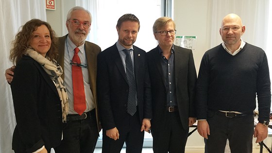 Helse- og omsorgsminister Bent Høie med representanter fra Trento i Nord-Italia, Funksjonshemmedes fellesorganisasjon og Folkehelseinsitituttet.