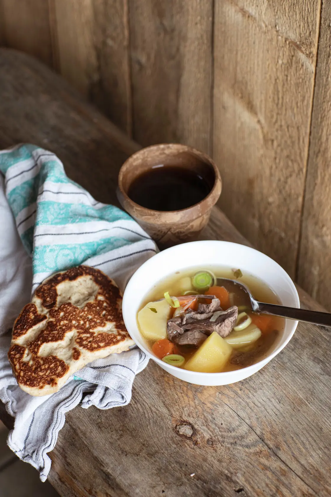 Namdalseid-suppe og Laejpieh servert i forbindelse med en inspirasjonstur til Aejrie Sijte på Namdalseid.