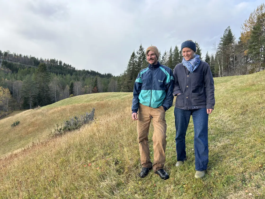 Steinar og Turid driver slåttenga på Saghaugen på vei mot Jøldalen. Slåtteenga er registrert med høy verdi og i god hevd i Naturbase.