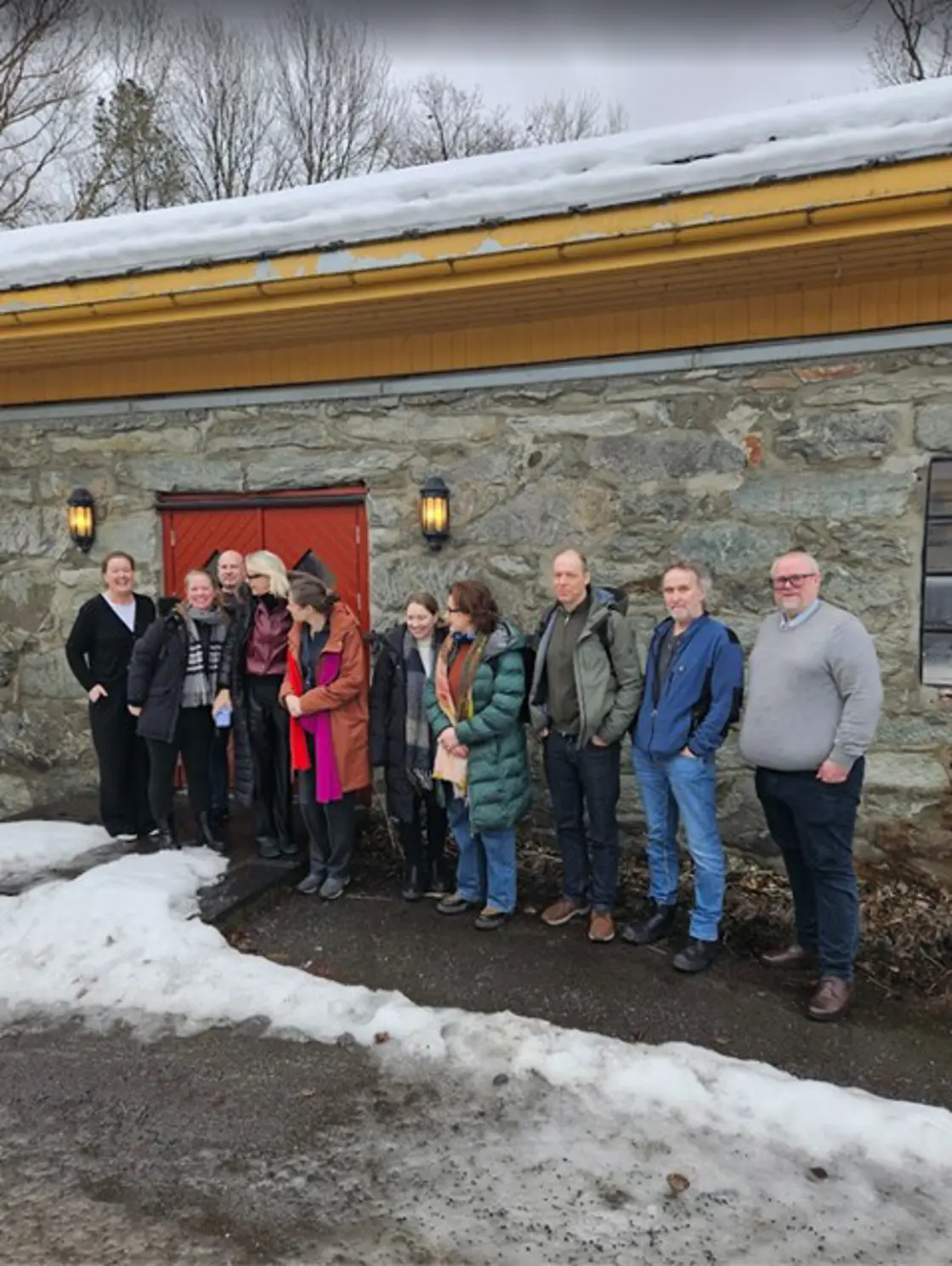Her er gruppa utenfor Hoff Sundnes sine lokaler på Inderøy: Fra venstre Tove Fjørtoft, og driftsoperatør fra HOFF, deretter Guro Bolstad (LMD), Antje Fresher og Judith Siller (begge fra Tyskland), Bente Odlo (LMD) Anne Marie Glosli (LMD), Anstein Lyngstad (Statsforvalteren), Ivar Ekanger (LMD) og Harald Moksnes Weie (LMD).