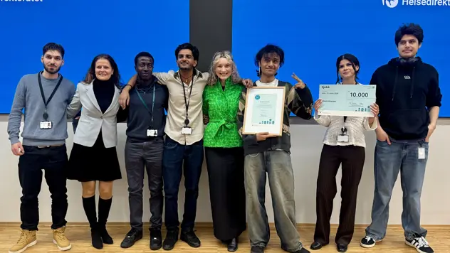 Prisen ble delt ut til helsedirektør Cathrine Marie Lofthus. På bildet er statsråd Tung sammen med helsedirektøren og 6 av de 9 lærlingene.