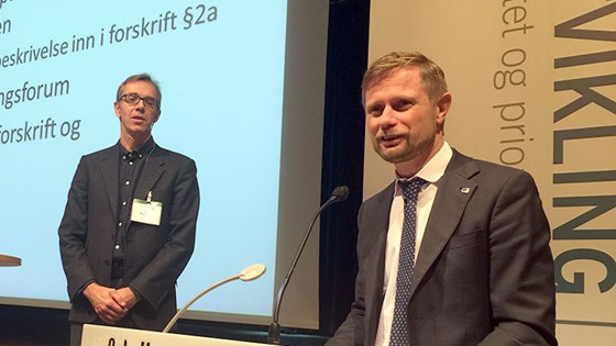 Helse- og omsorgsminister Bent Høie fikk overrakt rapporten "På ramme alvor". Foto: Helse- og omsorgsdepartementet.