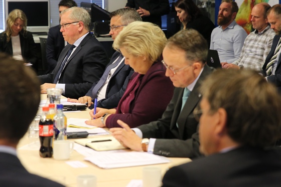 Statsminister Erna Solberg og olje- og energiminister Kjell-Børge Freiberg under toppmøtet om havvind i Bergen.