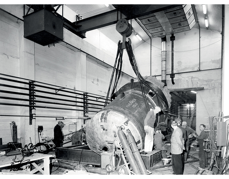 Figur 3.2 Reaktortanken i Halden heises på plass
