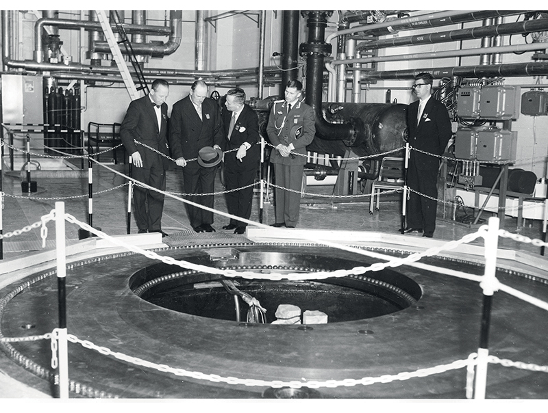Figur 3.3 Kong Olav på besøk ved oppstart av Halden-reaktoren

