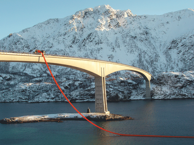 Figure 10.2 Testing an oil boom from the bridge across Raftsund in Nordland county.