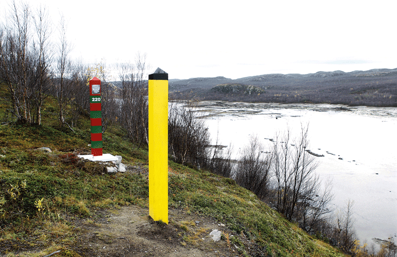 Figure 5.2 Russian border post No. 220 and a Norwegian border post at the Elvenes border station. 