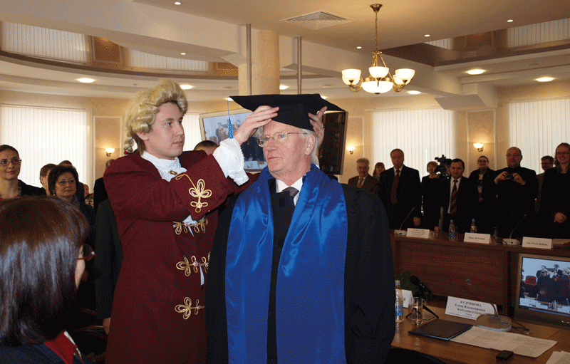 Figure 7.4 Thorvald Stoltenberg was awarded an honorary doctorate by the Northern (Arctic) Federal University in Arkhangelsk in 2011. 