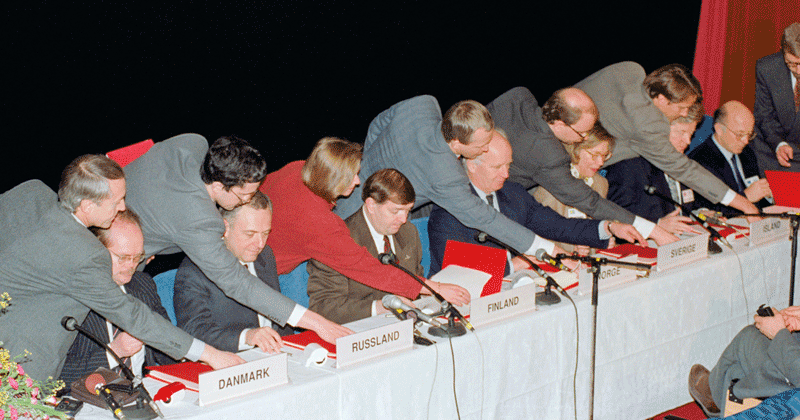 Figure 7.8 Kirkenes, 11 January 1993. The signing of the Kirkenes Declaration. From the left: Jørgen Orstrøm (Denmark), Andrei Kozyrev (Russia), Paavo Väyrinen (Finland), Thorvald Stoltenberg (Norway), Margaretha af Ugglas (Sweden) and Jon Sigursson (Iceland). 