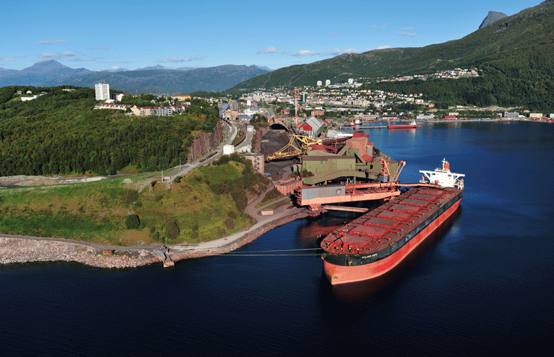 Figur 13.4 I Narvik havn lastes jernmalm fra tog over til skip. 