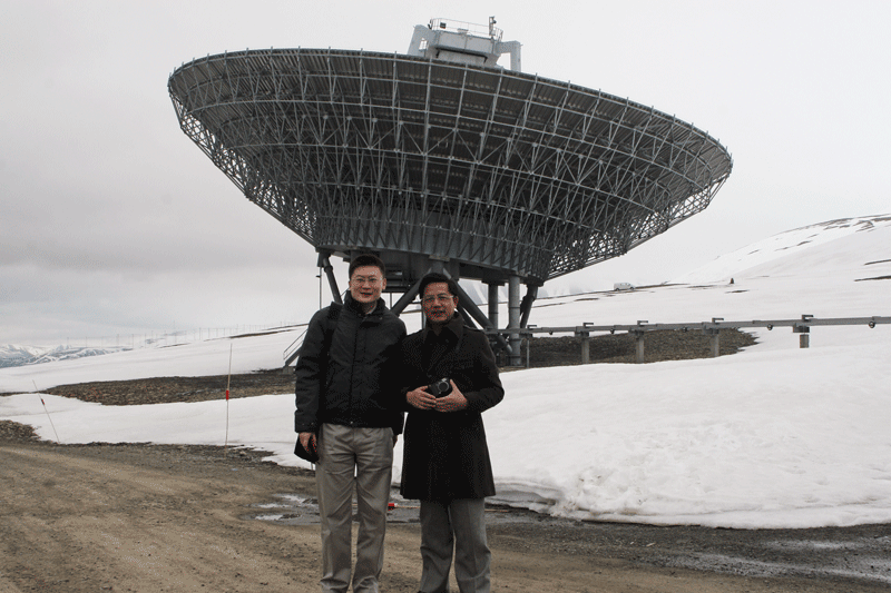 Figur 4.4 Under High North Study Tour i 2009 besøkte deltagerne blant annet EISCAT-radaren utenfor Longyearbyen. Avbildet: Hu Zhengyue, assisterende utenriksminister, Kinas utenriksdepartement, og Shang Zhen, andresekretær, Kinas utenriksdepartement. 