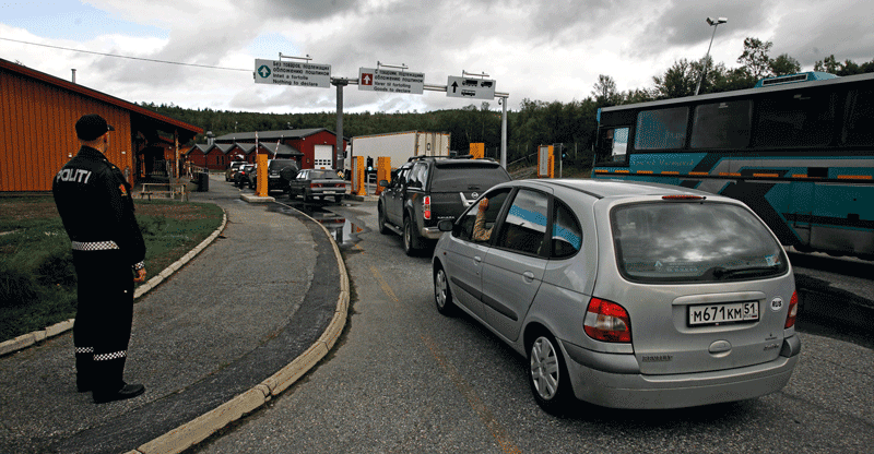 Figur 7.3 Grensestasjonen Storskog. Biler og buss står ved grenseovergangen. 