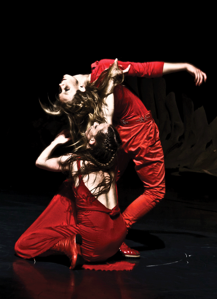 Figur 6.1 Camilla Spidsøe Cohen og Lene Meland. Fra forestillingen «Ambra» med koreografi av Ina Christel Johannessen, en samarbeidsproduksjon mellom Carte Blanche og Iceland Dance Company.