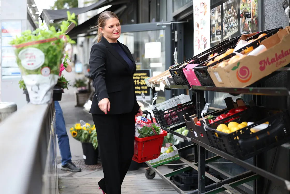 Myrseth besøker dagligvarebutikk