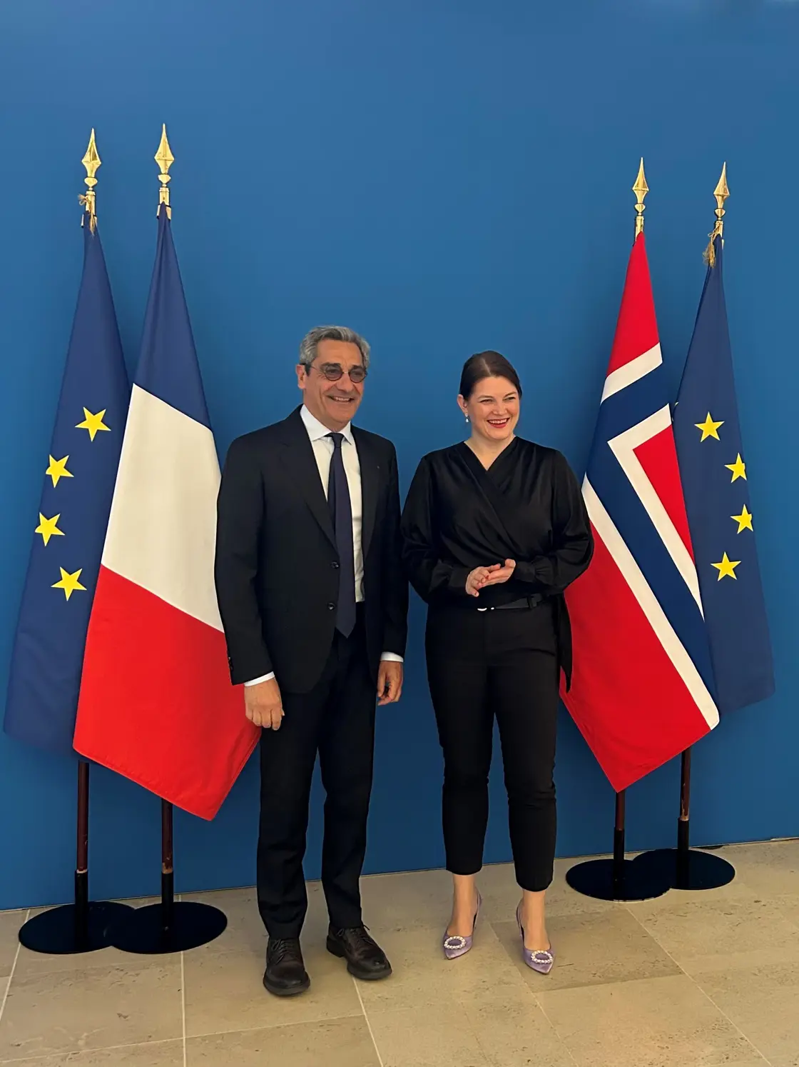 Næringsminister Cecilie Myrseth og minister for turisme, små og mellomstore bedrifter og handelsvirksomhet, Serge Papin foran det franske, det norske og EU-flagget.