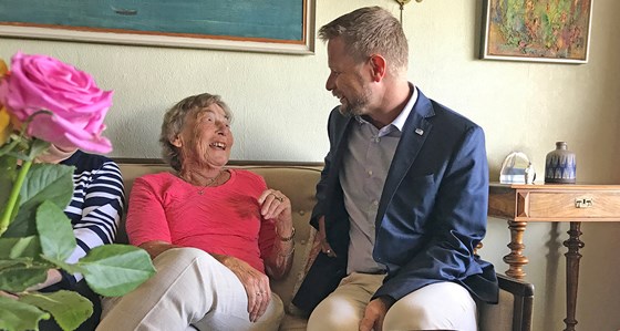 Ida Lind (87) skryter av hjelpen hun fikk fra oppfølgingsteamet til Eidsberg kommune etter hun fikk hjertesvikt på ferie til helse- og omsorgsminister Bent Høie.