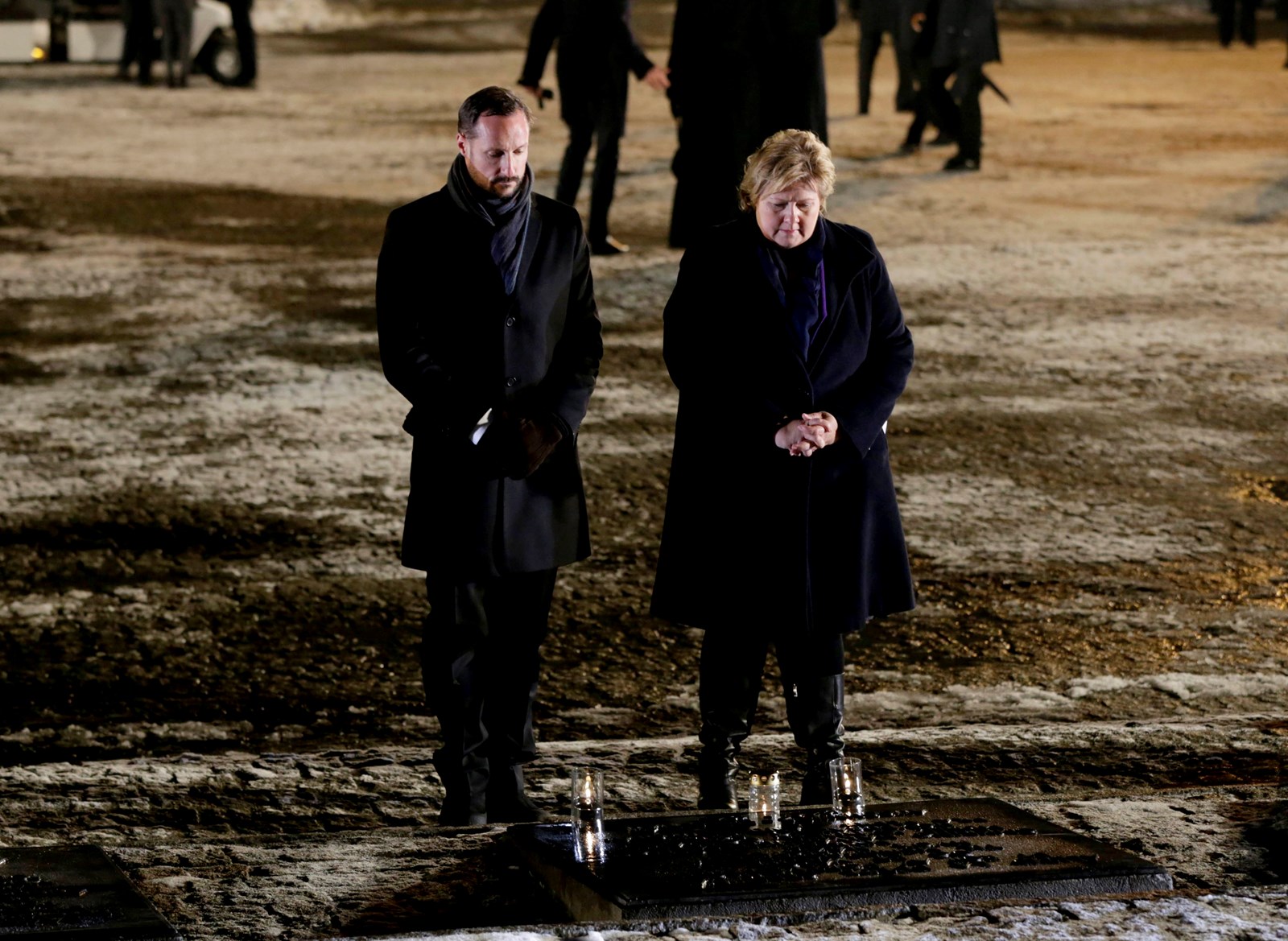 Kronprins Haakon og statsminister Erna Solberg tenner lys ved 70-årsmarkeringen for frigjøringen av Auschwitz-Birkenau 27. januar 2015.