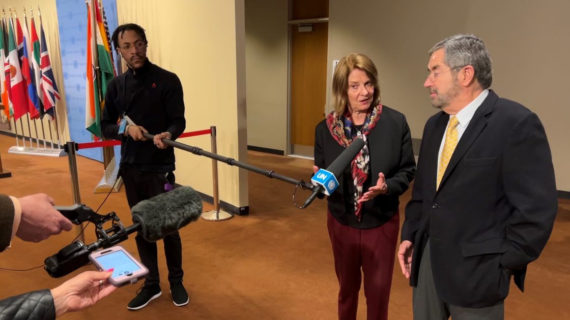 To personer i et presserom