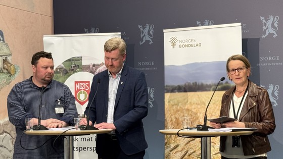 Norges Bondelag og Norsk Bonde- og Småbrukarlag ved Bjørn Gimming og Tor Jacob Solberg leverte i dag sitt felles krav til staten i jordbruksforhandlingene 2025.