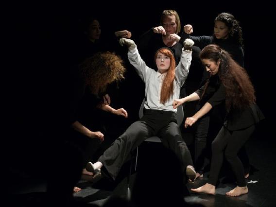 Hotpot er en teatergruppe for kvinner i Vågå, startet opp i 2014 som et samarbeidsprosjekt mellom Vå-gå kulturskule og flyktningetjenesten. Foto: Lars Erik Kolden